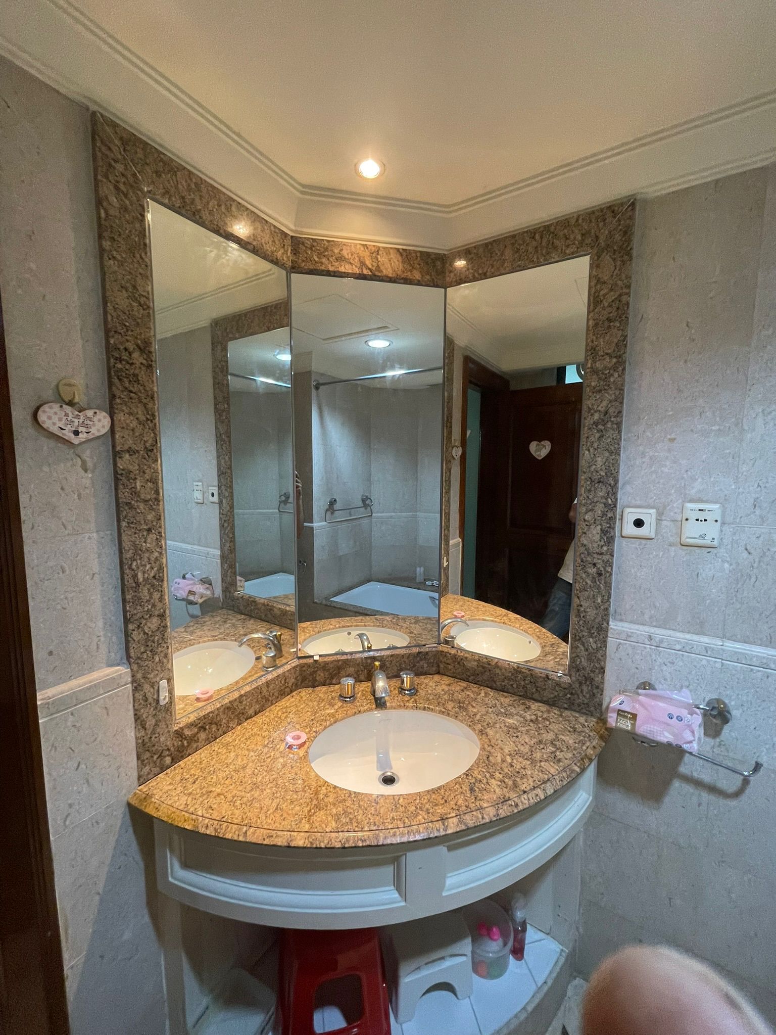 Transform Your Space with Professional Set Basing Mirror Services in Singapore